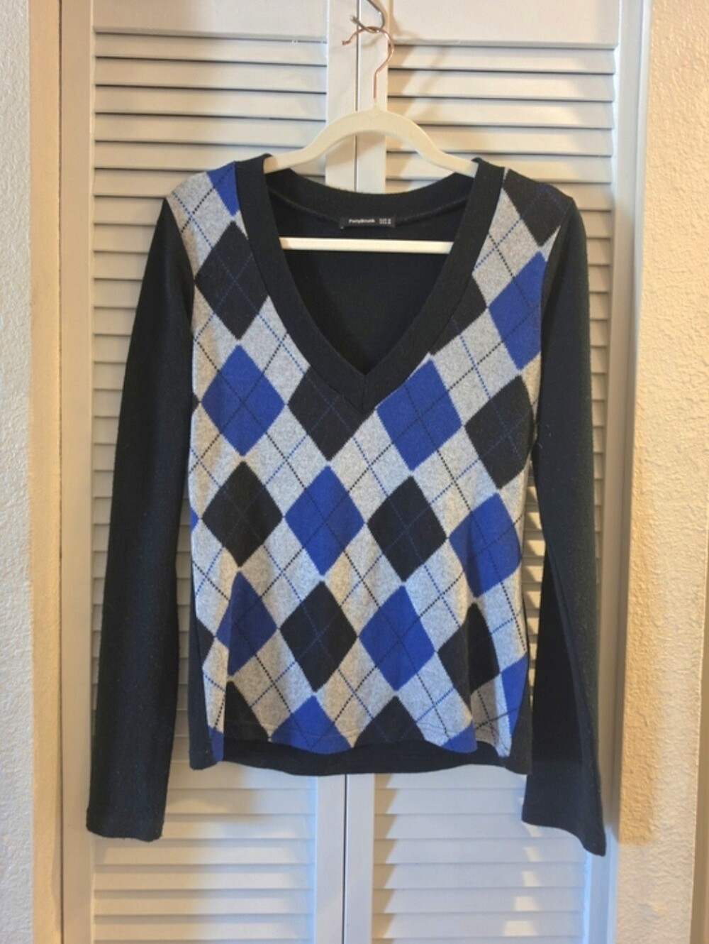 PattyBoutik Black, Blue & Gray Argyle V-Neck Sweater Medium
